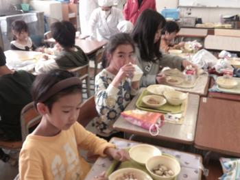 異学年で楽しく給食を食べる様子