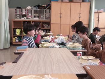 異学年で楽しく給食を食べる様子