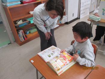 本で野菜を調べる様子