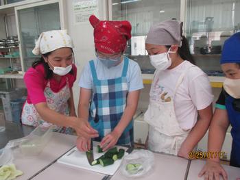収穫した野菜を調理する様子