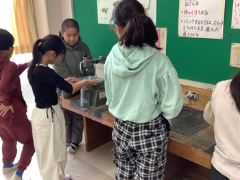 電動糸のこぎりを使う様子