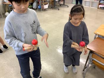 けん玉に熱心に取り組む児童