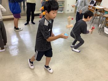 けん玉に熱心に取り組む児童