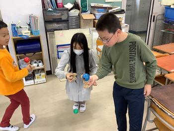 けん玉に熱心に取り組む児童