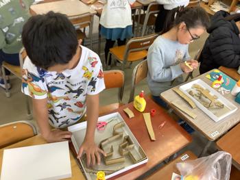 ダンボール迷路を作る児童