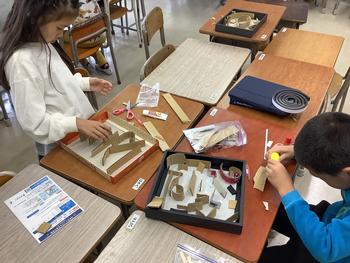 ダンボール迷路を作る児童