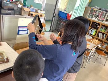 ダンボール迷路で遊ぶ児童