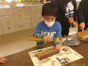 集中して釘を打つ児童