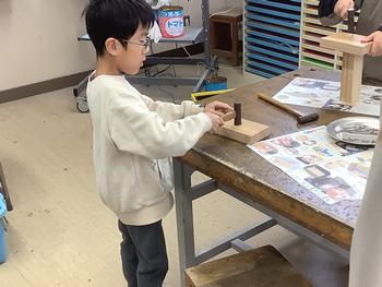 集中して釘を打つ児童