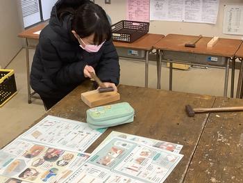 集中して釘を打つ児童