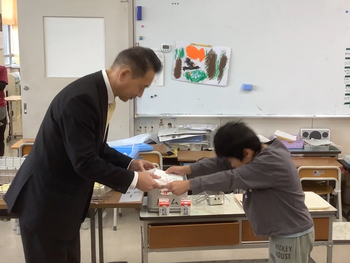 認定書を受け取る児童