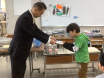 認定書を受け取る児童