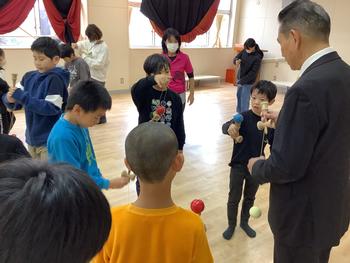 けん玉に熱心に取り組む児童