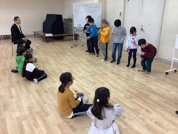 けん玉に熱心に取り組む児童