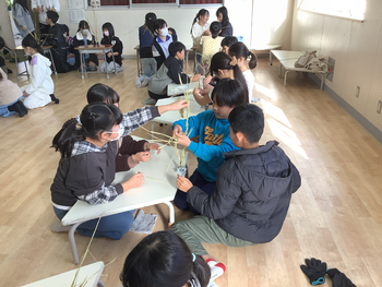 しめ縄を作る様子