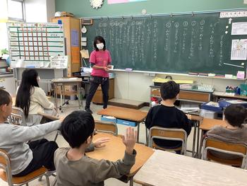 お楽しみ会のプログラム内容を話し合う様子