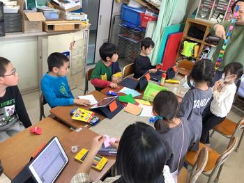 飾り付けを熱心に行う様子