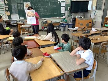 レシピを確認するようす