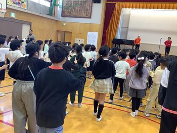 手話をするようす