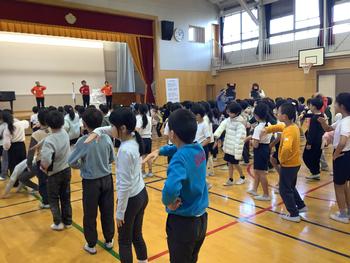 手話をするようす