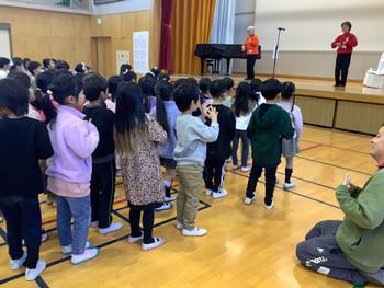 手話をするようす