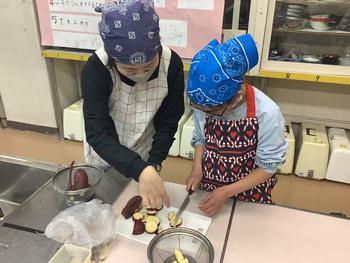 さつまいもを調理するようす