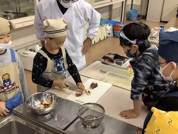 さつまいもを調理するようす