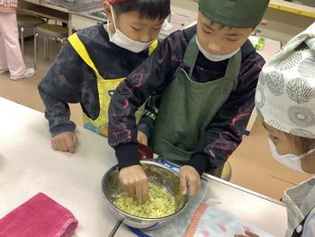 さつまいもを調理するようす