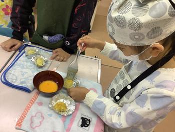 さつまいもを調理するようす