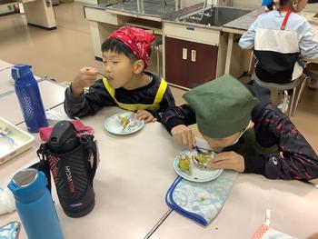 さつまいもを調理するようす