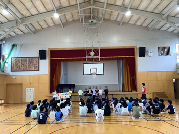 学年集会をしている様子