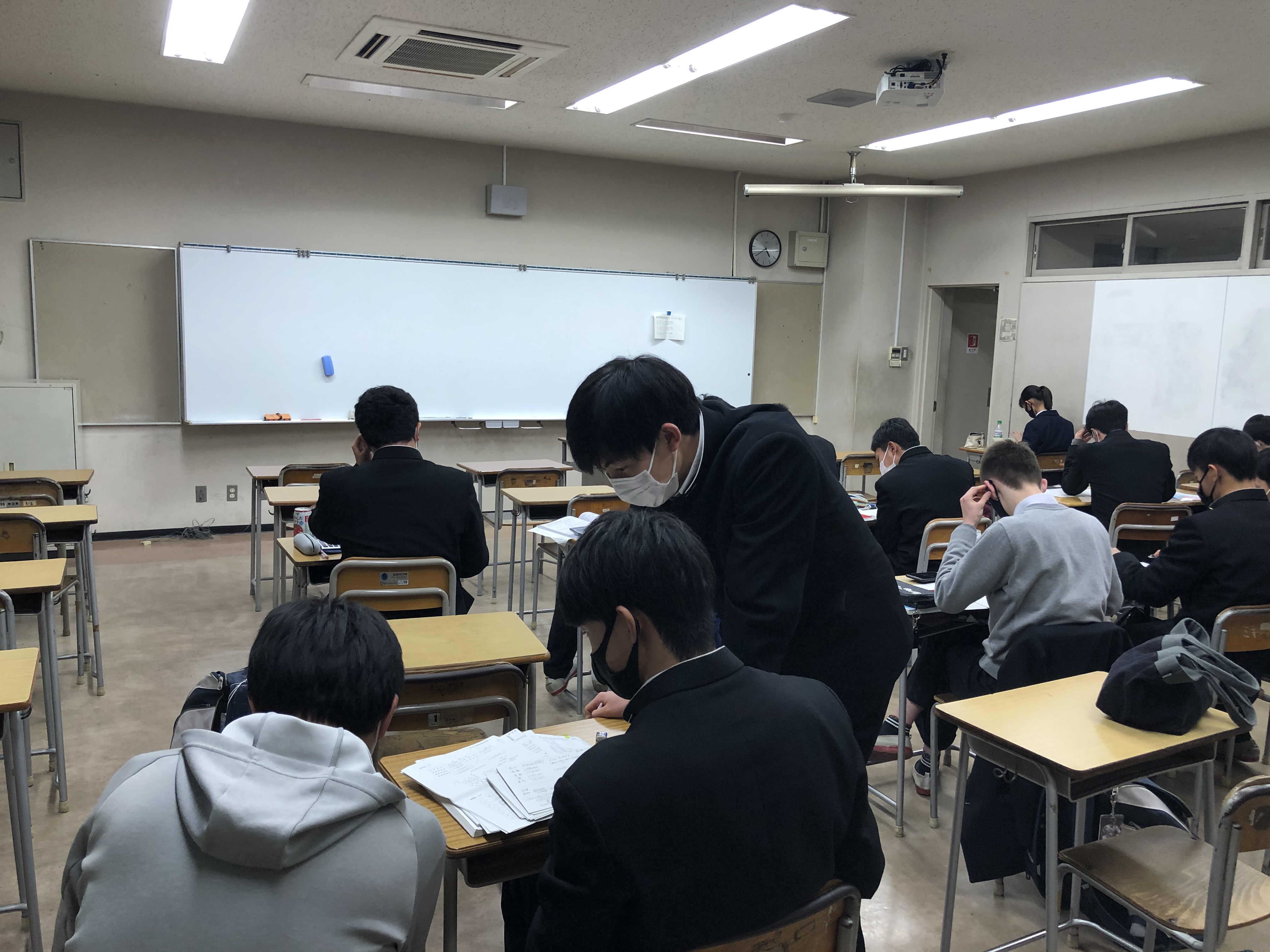 2年生が勉強を教えている様子