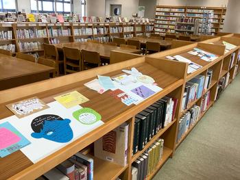 図書館に展示中のPOP作品