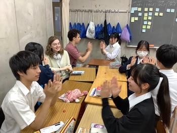 手遊びをする様子