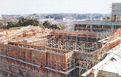 建設中の校舎