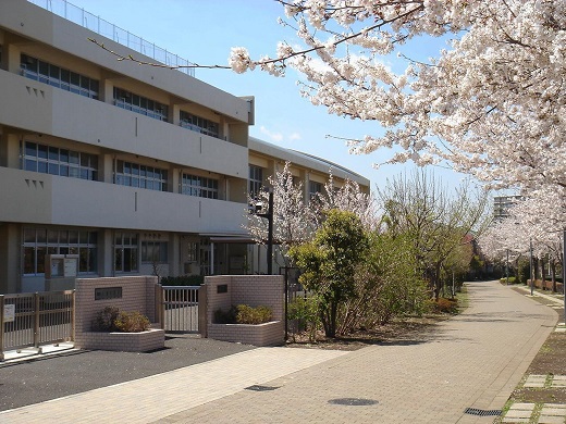 東山田中学校正門