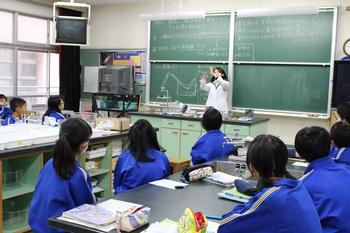 授業拝見 1年理科 山崎先生 実験 酸素と二酸化炭素を発生させて その性質を調べよう 中川西中学校