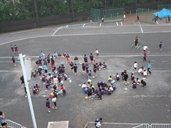 校庭での水取りのようす