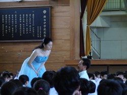 山口さんが３学年主任に語りかけるように歌っています