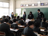女性警察官２名と男性警察官が黒板の前でお話しされています