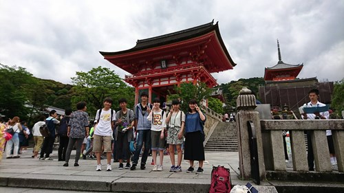 清水寺をバックに楽しそうな生徒