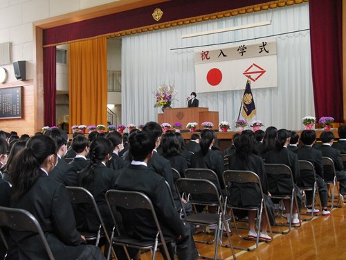 壇上で言葉を述べる新入生