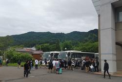 バスへ乗車する生徒たち