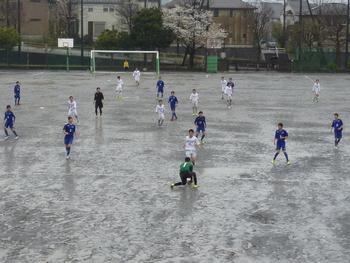 雨中の攻防