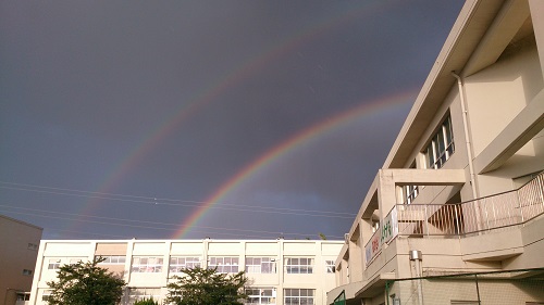 虹のかかる校舎