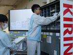 自販機に飲み物の補充を行っている様子