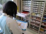 印刷室にある事務用品の数の点検を行っている様子