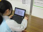 受注された資料のデータ入力をしている様子
