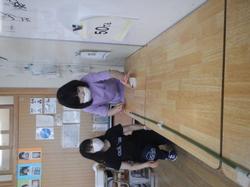 生活の授業で氷カーリングをする小学部３年生