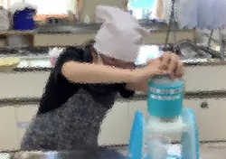かき氷を作る生徒②